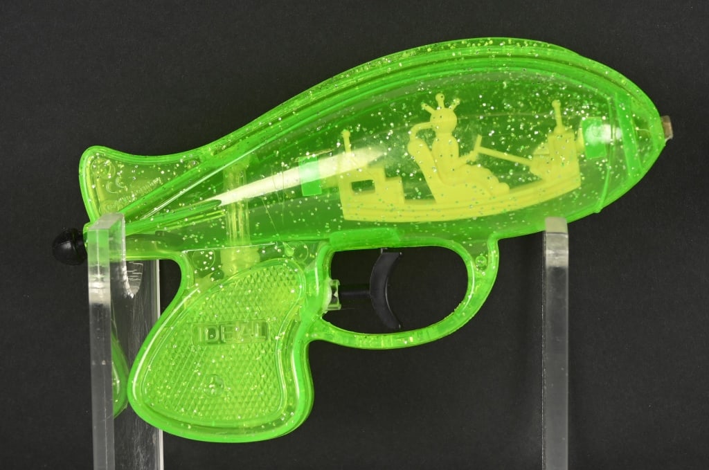 IDEAL SPACE WATER GUN w/ ALIEN INSIDE: Ideal Space water Gun with Alien Inside. All original in great shape. 7" Excellent