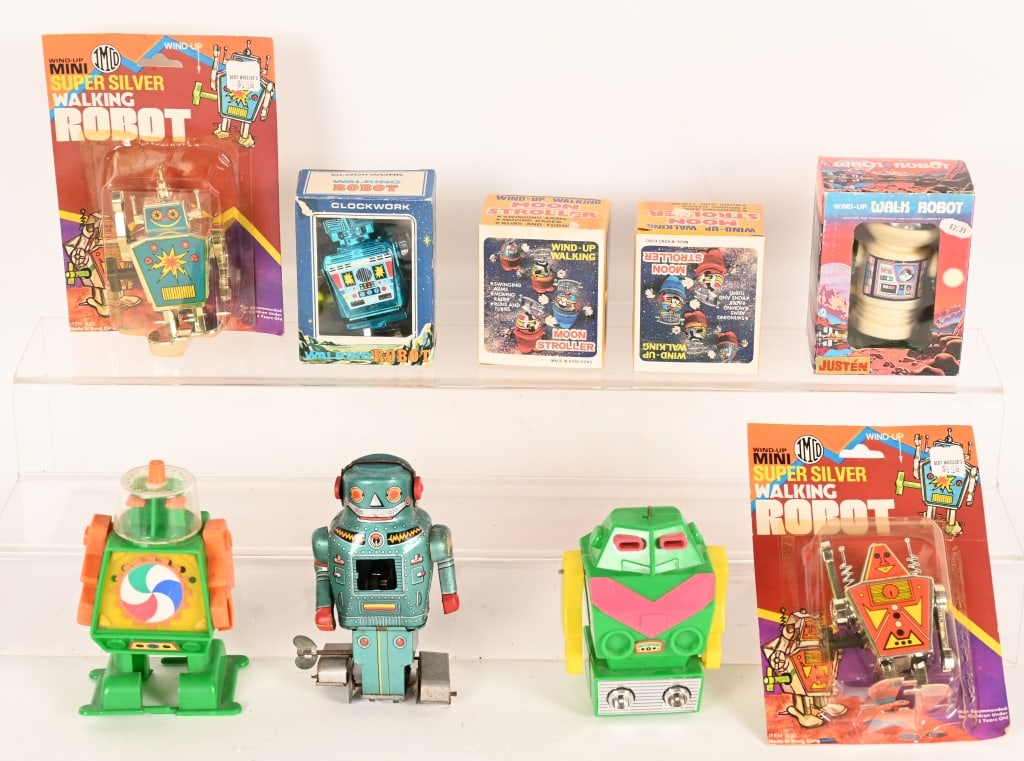 LOT OF VINTAGE ROBOTS (1 of 5)