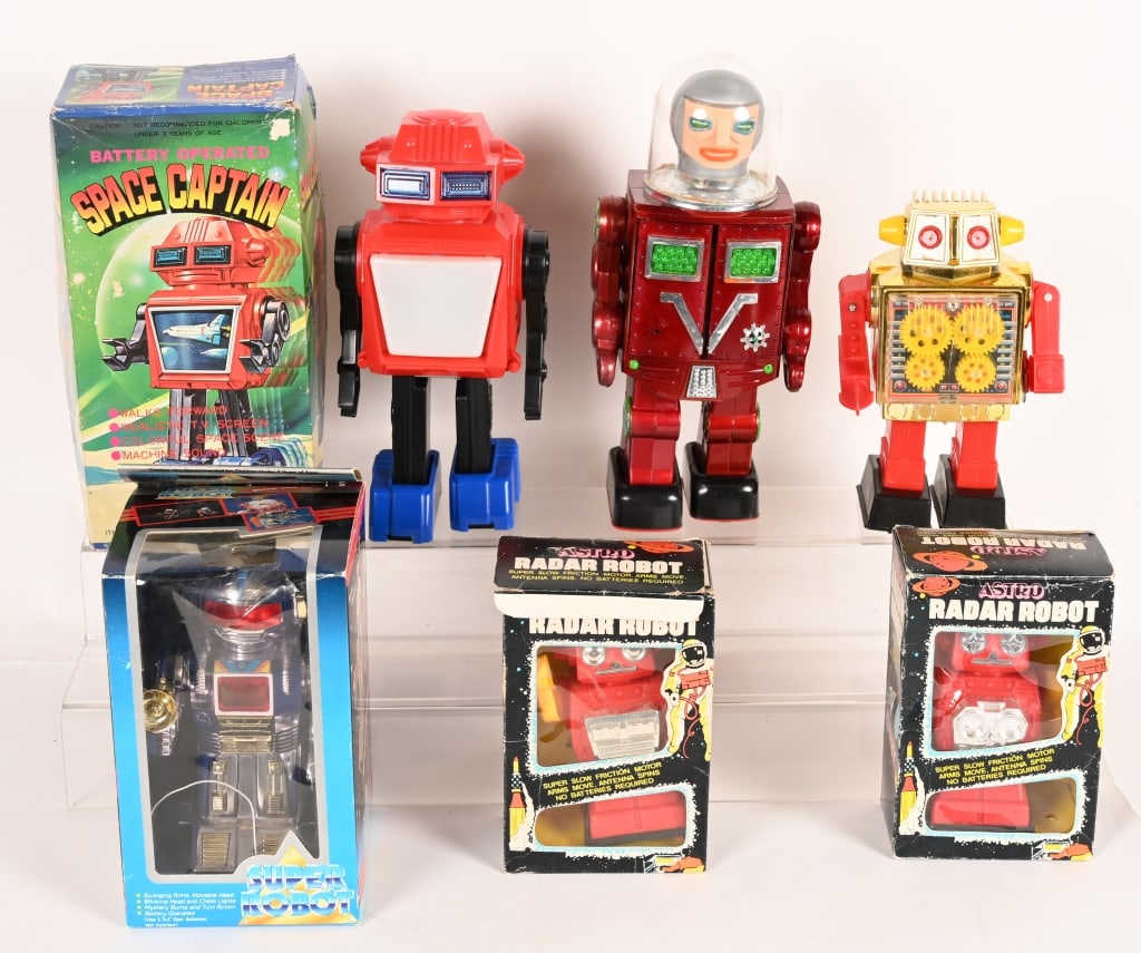 LOT OF VINTAGE ROBOTS (1 of 7)