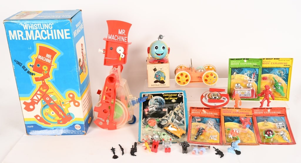 LOT OF VINTAGE SPACE TOYS & ROBOT (1 of 4)