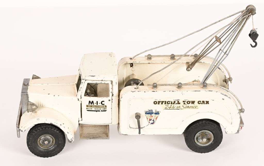 SMITH MILLER MIC OFFICIAL TOW CAR WRECKER TRUCK: Smith Miller MIC Official Tow Car truck. Original paint and decals. Missing one door handle. May clean to a higher grade. 17" Very Good-Excellent