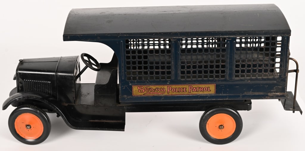 SONNY PRESSED STEEL POLICE PATROL: Sonny pressed steel Police Patrol. All original with very nice paint and decals. Very hard to find truck. 26" Excellent