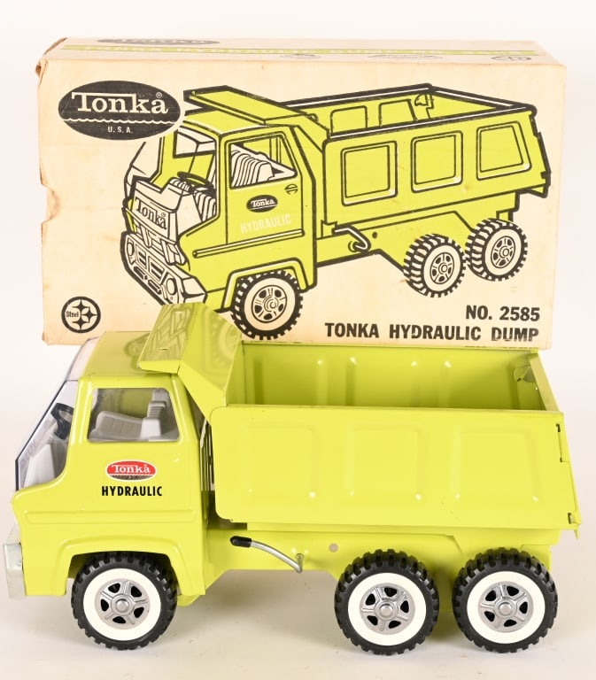 TONKA #2585 HYDRAULIC DUMP w/ BOX: #2585 Hydraulic Dump. Looks never played with condition. Boxed 13 1/2" Excellent