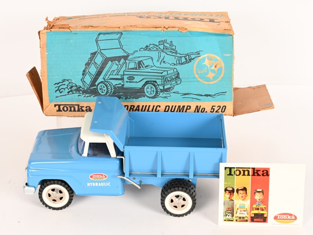 TONKA #520 HYDRAULIC DUMP w/ BOX: #520 Tonka Hydraulic Dump. All original in great condition. With partial Box. 13 1/2" Excellent