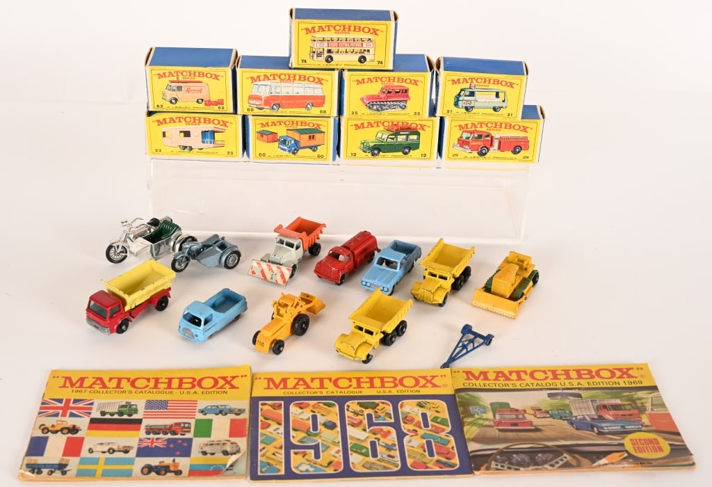 LOT OF VINTAGE MATCHBOX (1 of 8)