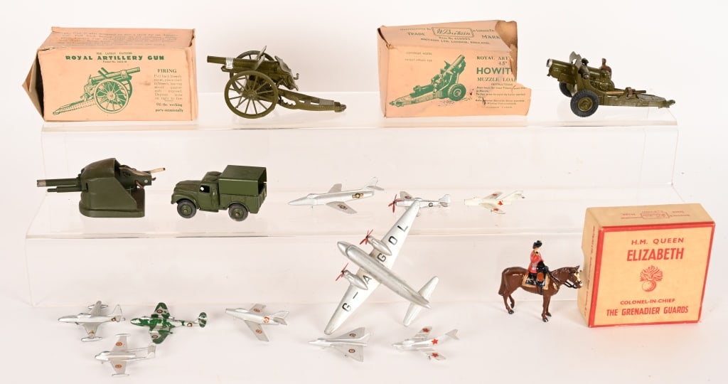 DINKY & BRITAINS (1 of 5)