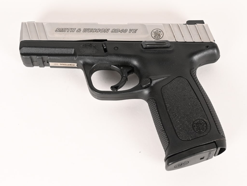 SMITH & WESSON MODEL SD40 VE SEMI AUTO PISTOL (1 of 4)