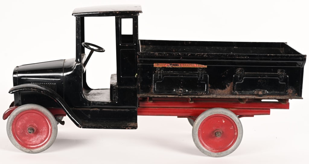 BUDDY L PRESSED STEEL SAND AND GRAVEL TRUCK (1 of 6)