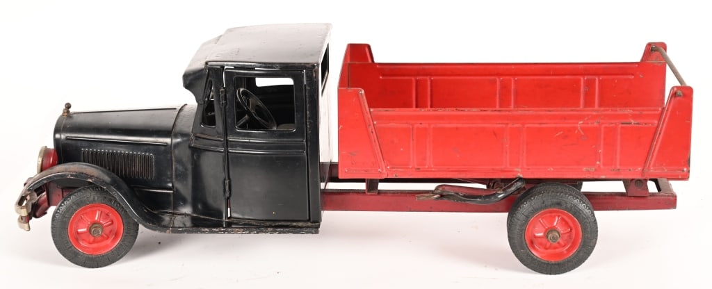 BUDDY L PRESSED STEEL JUNIOR DUMP TRUCK: Buddy L presses steel Junior Dump Truck. All original with nice paint and decals. Missing tailgate. 24" Excellent