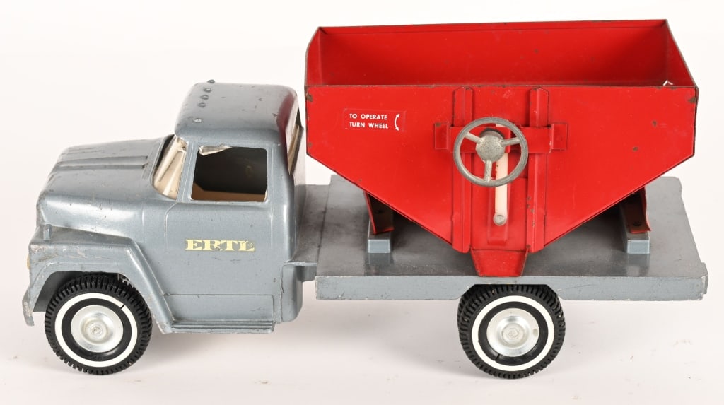 ERTL GAVITY FEED TRUCK (1 of 5)