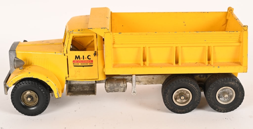 SMITH MILLER MIC DUMP TRUCK: Smith Miller MIC Dump Truck. All original with nice paint and decals. 18" Excellent