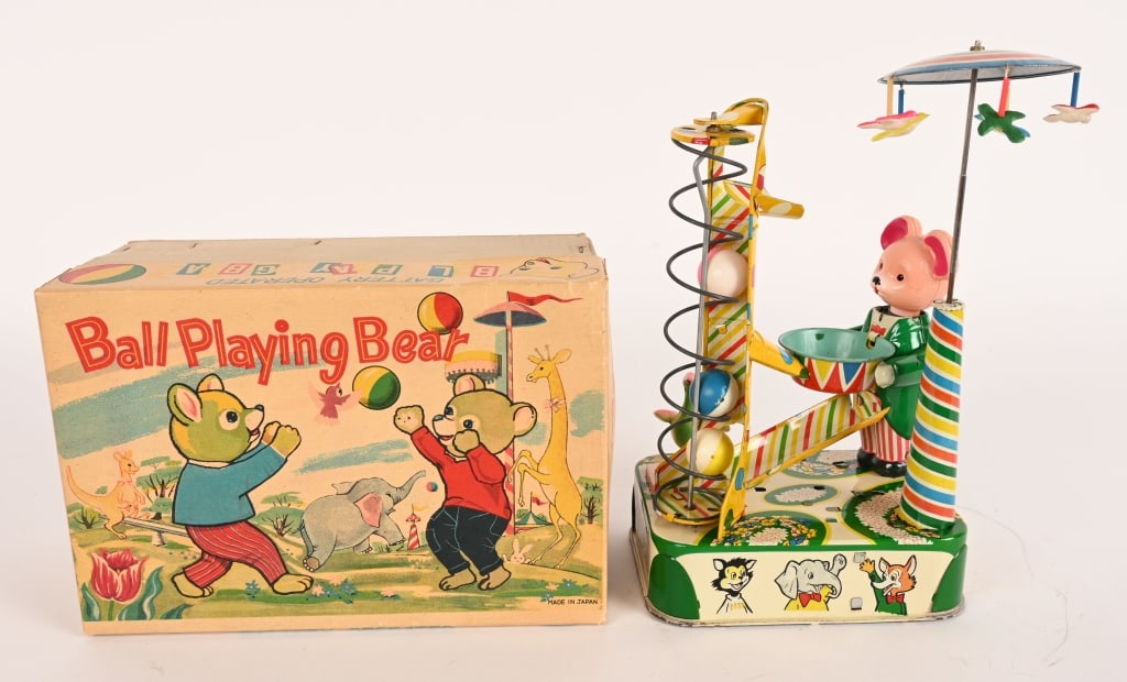JAPAN BATTERY OP BALL PLAYING BEAR w/ BOX (1 of 10)