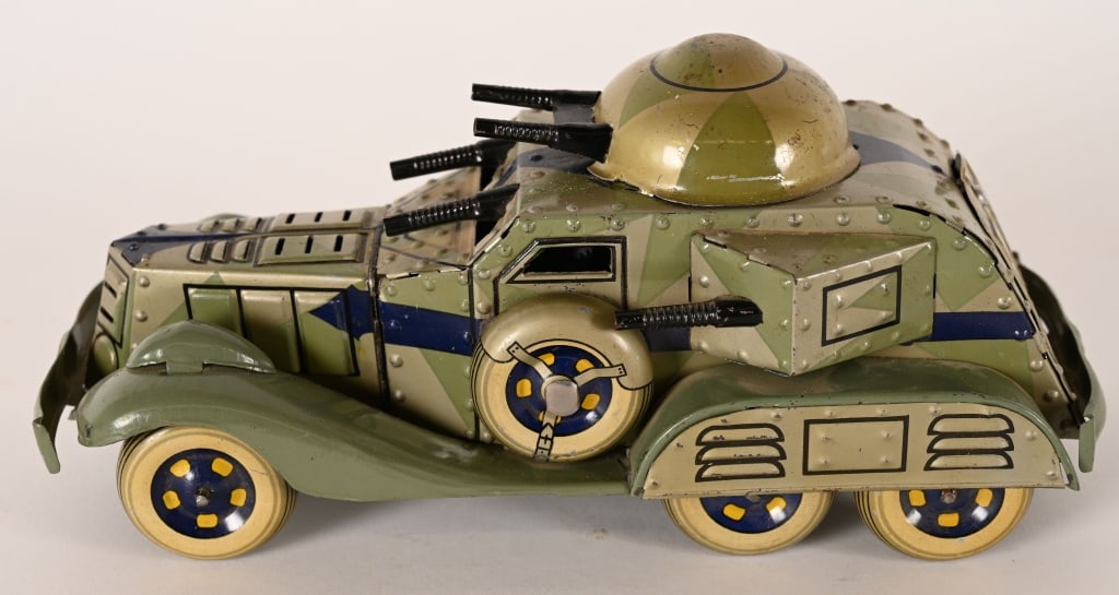 PRE-WAR JAPAN TIN WINDUP MILITARY ARMORED CAR (1 of 6)