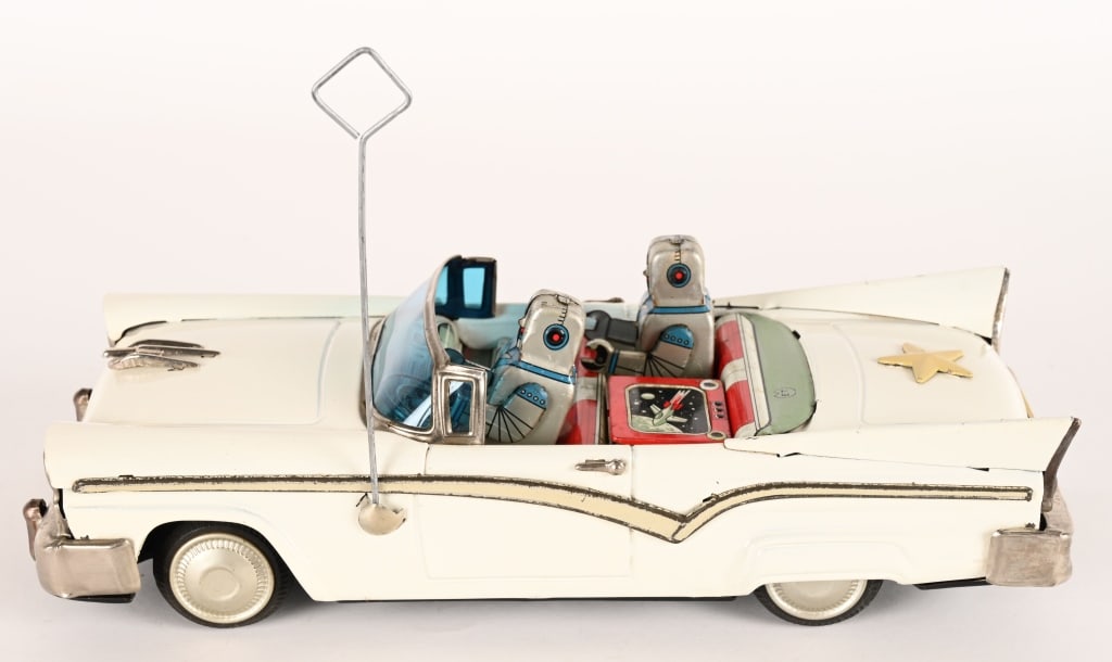 ET TIN FRICTION HONEYMOON ROBOT CAR (1 of 6)