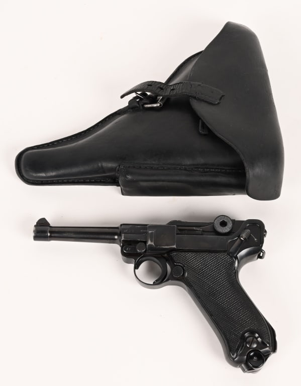 EXCEPTIONAL BLACK WIDOW LUGER RIG BYF 41 CODE: SERIAL NUMBER 8427y BARREL 3 7/8": CALIBER 9MM , MANUFACTURED 1941. Famed Black Widow P-08 9mm Luger with all blue finished components and checkered black plastic grips. Housed in black leather clamsh