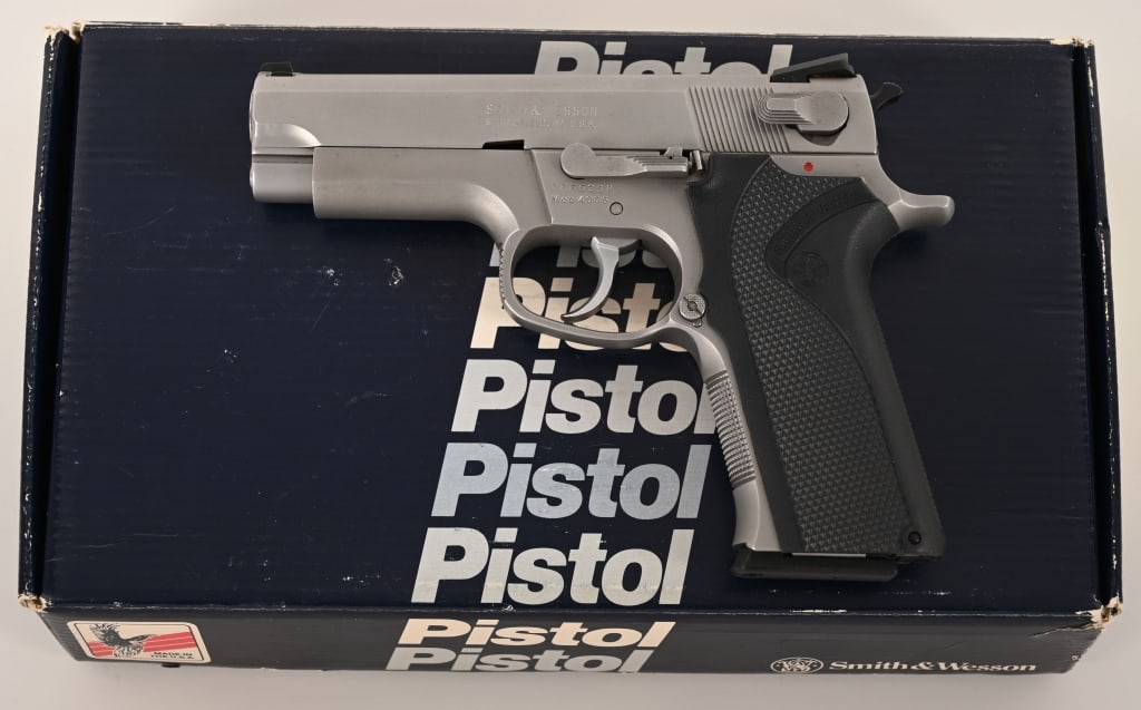 SMITH & WESSON MODEL 4006 .40 S&W (1 of 9)