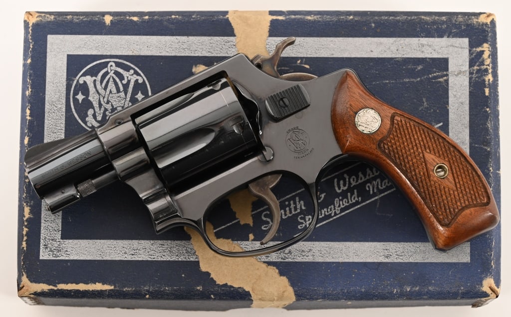 SMITH & WESSON MODEL 36 NO DASH FLAT LATCH: SERIAL NUMBER: 204642. BARREL: 2”. CALIBER: .38 Special. MANUFACTURED: 1959-1961. This flat latch round butt Model 36 .38 Chiefs Special is equipped with a 2” barrel, original bright blue
