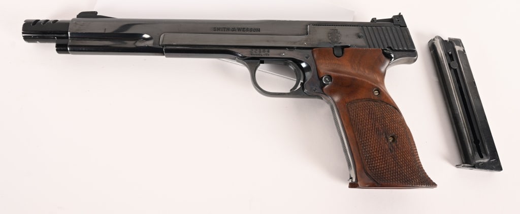 EARLY PRODUCTION MODEL 41 SMITH & WESSON 22 TARGET: SERIAL NUMBER: 22184 BARREL: 7" CALIBER: .22 LR MANUFACTURED: 1960 An early production Model 41 equipped with the standard long barrel and muzzle compensator. There are two correct early lazy ampersan