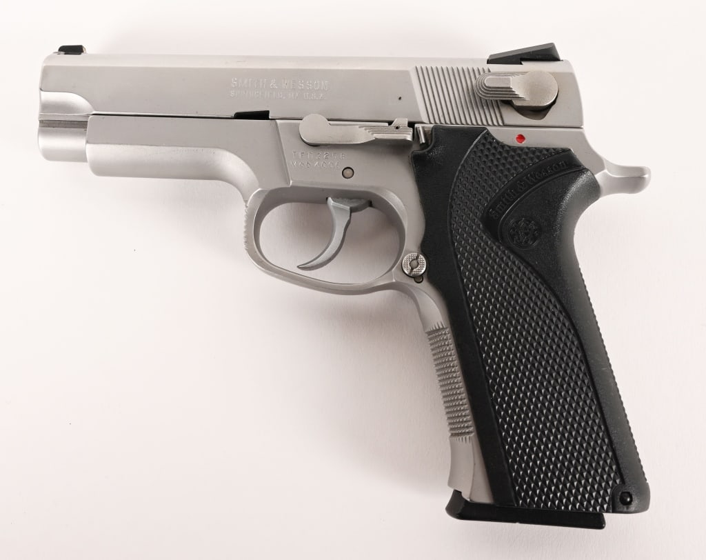 SMITH & WESSON MODEL 4006 (1 of 6)