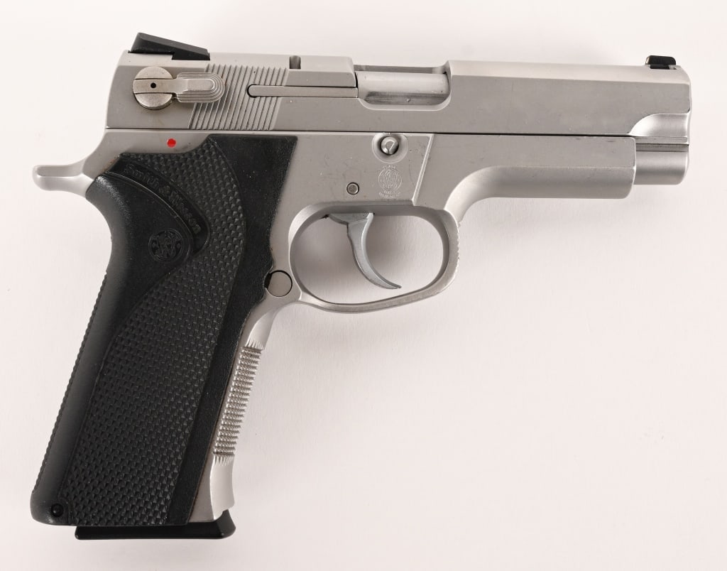 SMITH & WESSON MODEL 4006 - 2