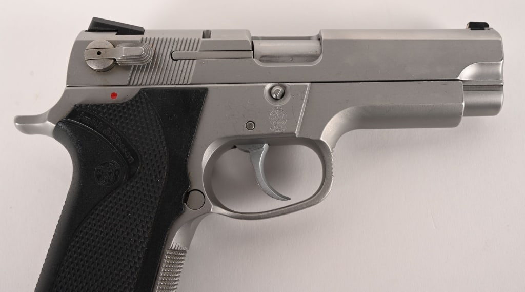 SMITH & WESSON MODEL 4006 - 3