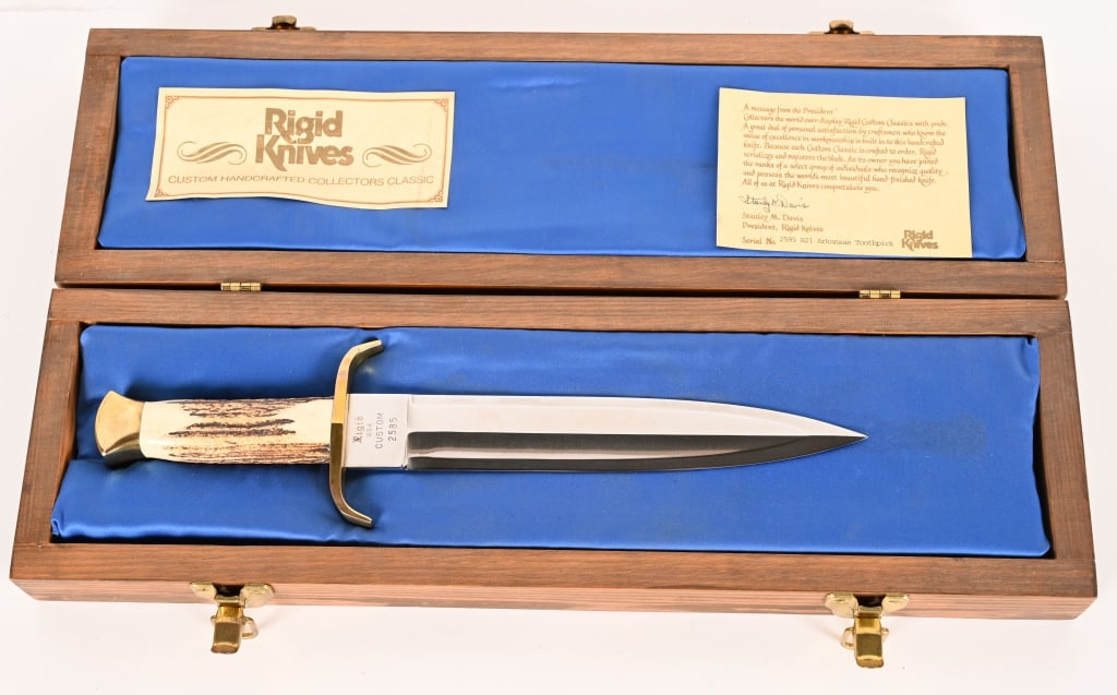 RIGID KNIVES CUSTOM R21 ARKANSAS TOOTHPICK KNIFE: SERIAL NUMBER: 2585. BLADE: 10". OAL: 14 5/8". This large dagger features a double edged spear point blade. The blade remains unsharpened, bright and is marked “Rigid / USA / CUSTOM /