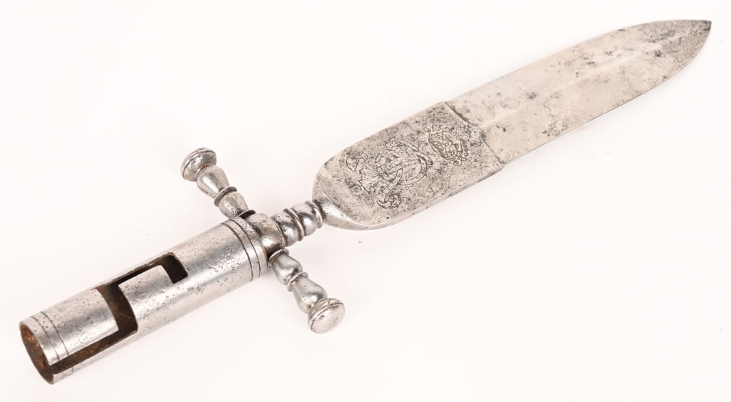 ENGLISH SPEAR HEAD BAYONET W ROYAL CYPHER (1 of 7)