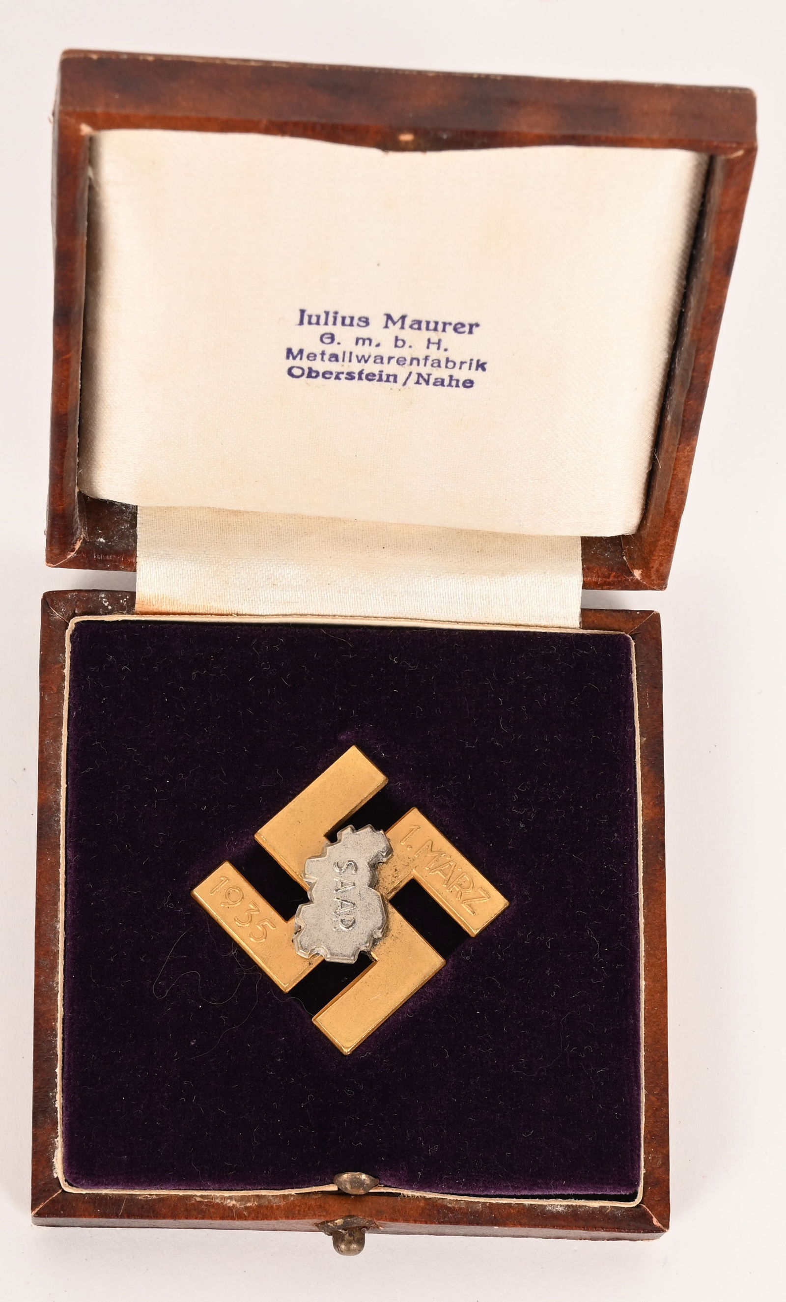 WWII NAZI CASED 1.MÄRZ 1935 SAAR TABLE MEDAL WW2: Attractive table medal for the reunification of the Saarland. The case with this example is in great condition with only minor wear from storage. Case is maker marked in the interior of the lid. Table