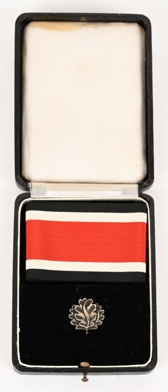 OAK LEAVES TO THE KNIGHTS CROSS ON THE IRON CROSS: All official pieces were made by Godet. Earlier type pieces will feature the LDO maker mark "L/50" on the reverse, as well as a "900" stamp and a "SiLBER" stamp for silver grade. (Eichenlaub zum