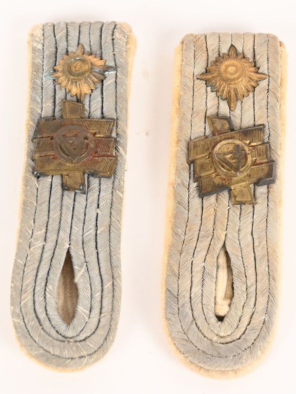 WWII NAZI INFANTRY 'FELDHERRNHALLE SHOULDER BOARDS: Heer Infantry 'Feldherrnhalle' epaulettes for sale. A matched pair of epaulettes for the rank of Oberleutnant. The epaulettes with bronzed metal cyphers with the triple Rune and central SA Rune