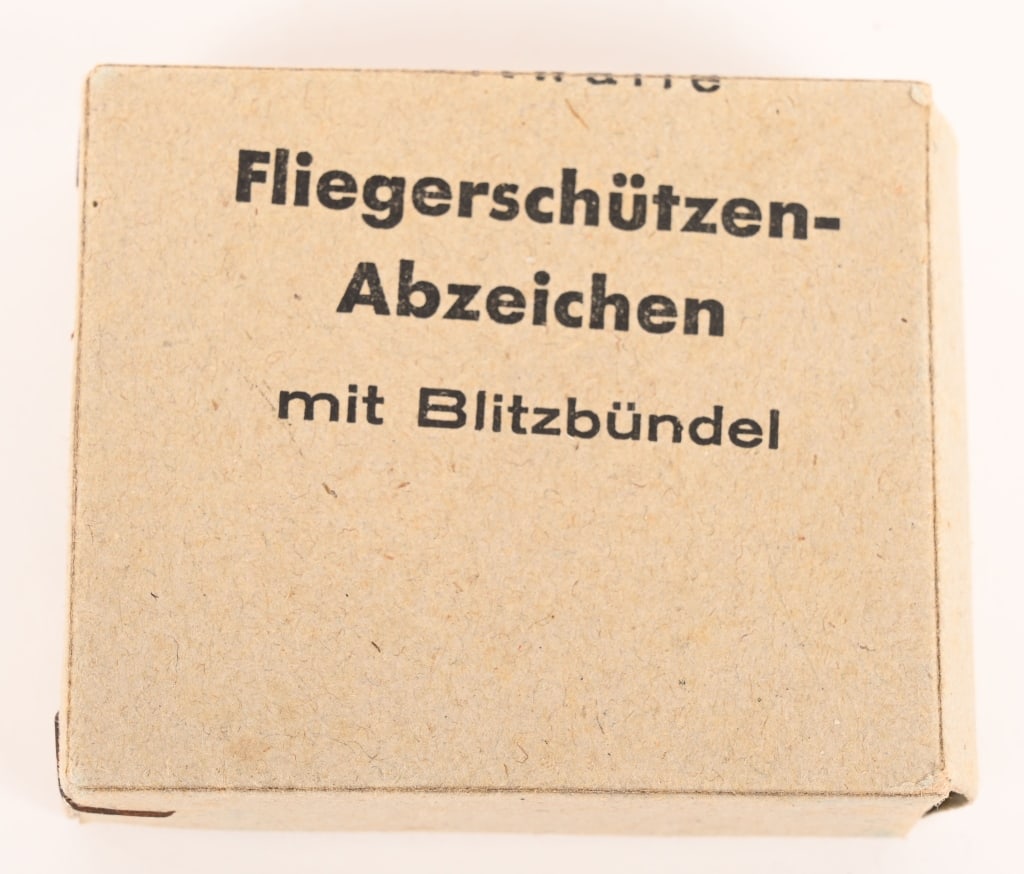 WWII NAZI LUFTWAFFE CARTON CASE AIR GUNNERS BADGE: Carton for the air gunner's badge, printed with Luftwaffe Fliegerschützenabzeichen mit Blitzbündel "Luftwaffe Air Gunners Badge with Lightning Bolt". Excellent. The Wireless Operator/Air