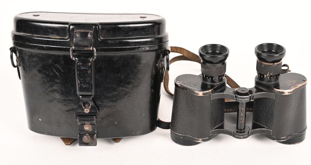 WWII CASED 6 X 30 POWER ISSUE FIELD BINOCULARS WW2: Tooled zinc and aluminum alloy construction, 6 x 30, power, binoculars with molded bakelite fittings. The lens bodies and end pieces retain most of their original paint. The binoculars have molded bak