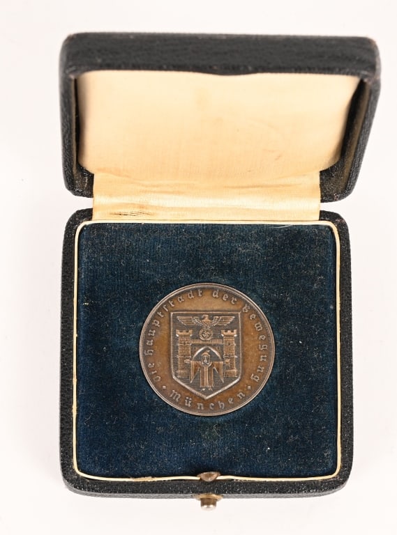 WWII NAZI GERMAN CASED MUNICH MEDAL CIVIL SERVANTS: (Silberne Verdienstmedaille der Landeshauptstadt München für Dienstboten und Arbeiter mit Etui). Constructed of silver, the obverse bearing a raised central Munich coat of arms topped by a G
