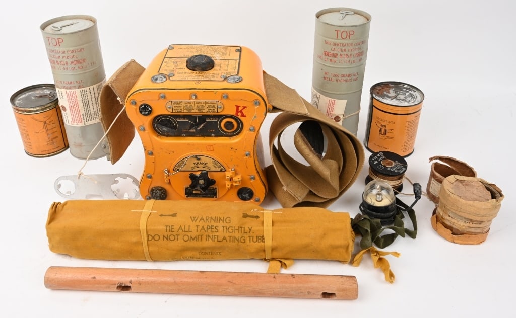 WWII AIR CORPS GIBSON GIRL SCR-578 SURVIVAL RADIO: This is a excellent condition complete unissued WW2 example of the "Gibson Girl" Radio Set SCR-578. This radio was used on B-17 and B-24 bombers and got its name because their narrow waist reminded pe
