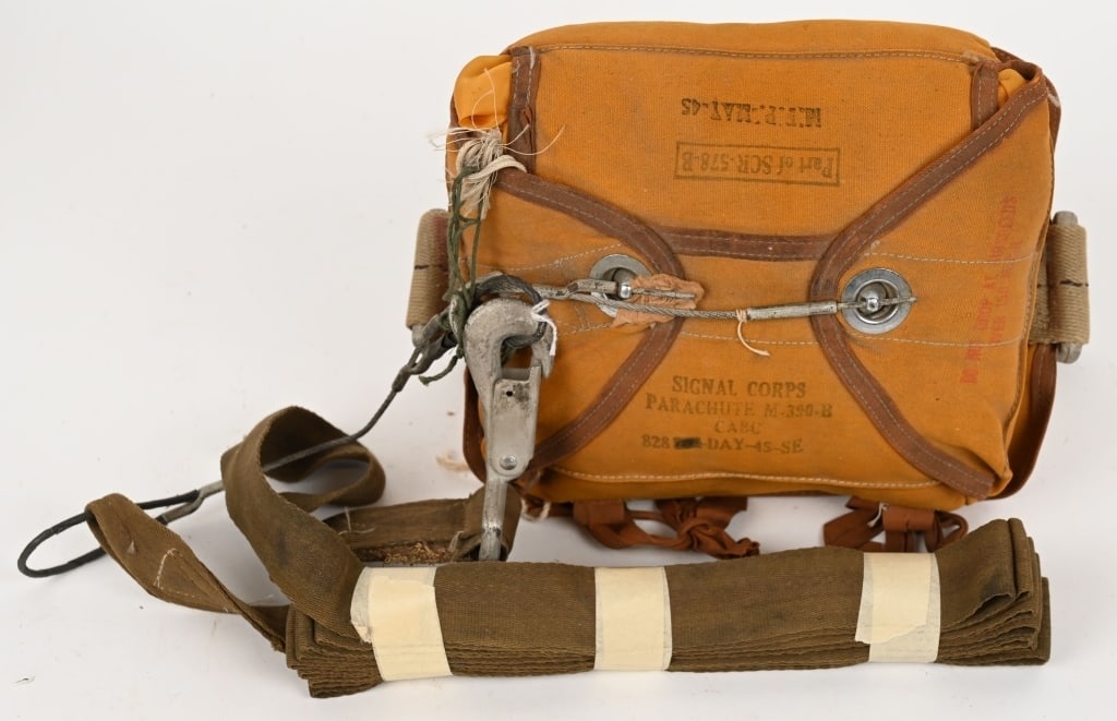 WWII AIR CORPS GIBSON GIRL SCR-578 SURVIVAL RADIO: This is a excellent condition complete unissued WW2 example of the "Gibson Girl" Radio Set SCR-578. This radio was used on B-17 and B-24 bombers and got its name because their narrow waist reminded pe