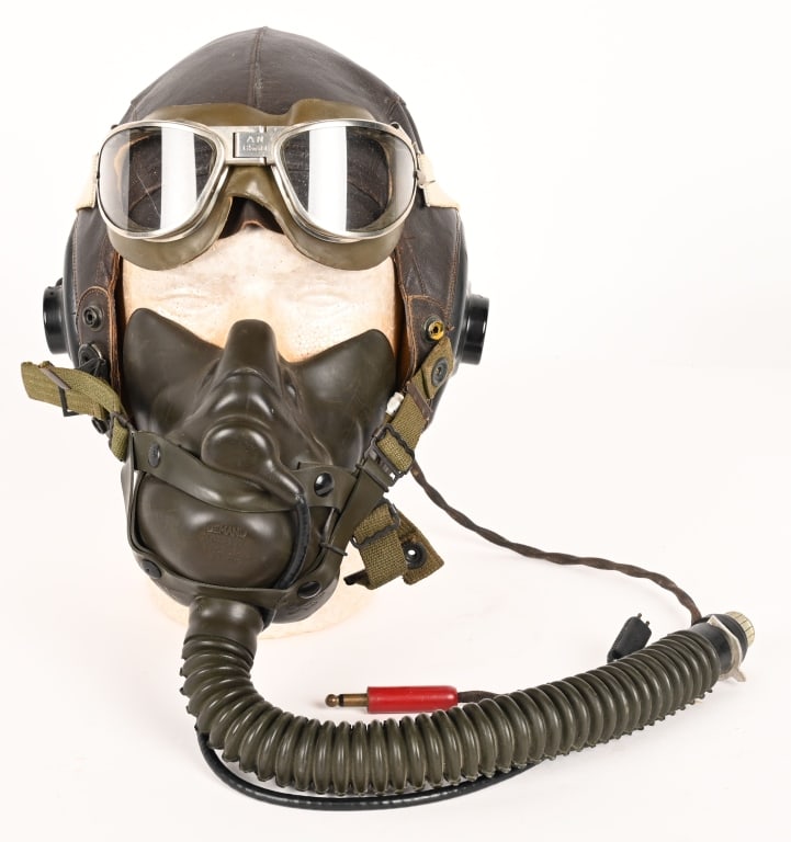 WWII U.S. AAF FLIGHT HELMET GOGGLES & O2 MASK: WWII model A-11 Flight helmet with avionics. Also included are a pair of AN6530 goggles that are excellent and a Type A-14 Oxygen mask. Both the A-ll helmet and A-14 oxygen mask are medium size. Leath