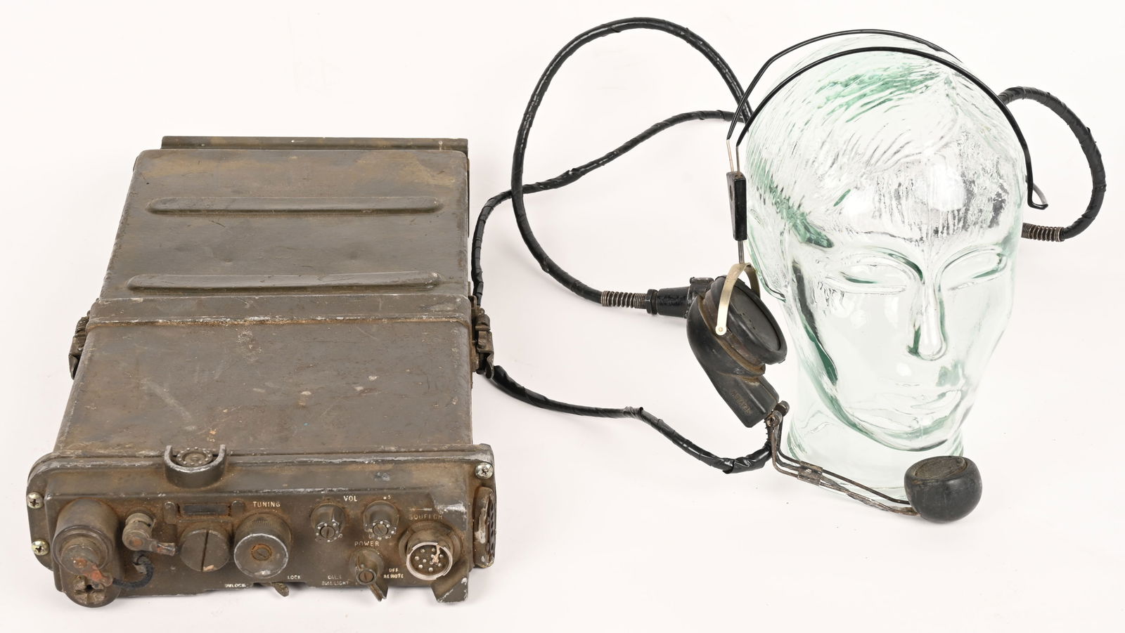 CANADIAN RT-5010 / PRC-510 MILITARY RECIEVER 1976: The RT-5010 / PRC-510 Military Receiver - Transmitter is a Canadian improved version of the PRC-10 RT-176A, covering a frequency range from 38 Mc/s to 54.9 Mc/s. Visible differences are a more finely