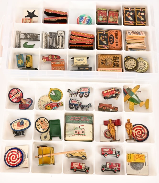 HUGE LOT OR EARLY CRACKER JACK TOYS (1 of 8)