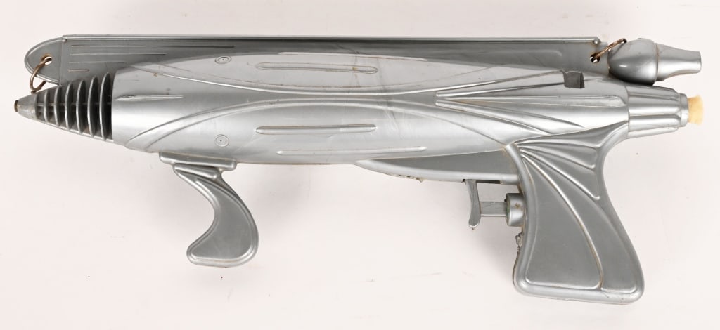 ITALIAN SPACE WATER GUN: All original with great design. Has minor mold flaw in grip. 11" Excellent