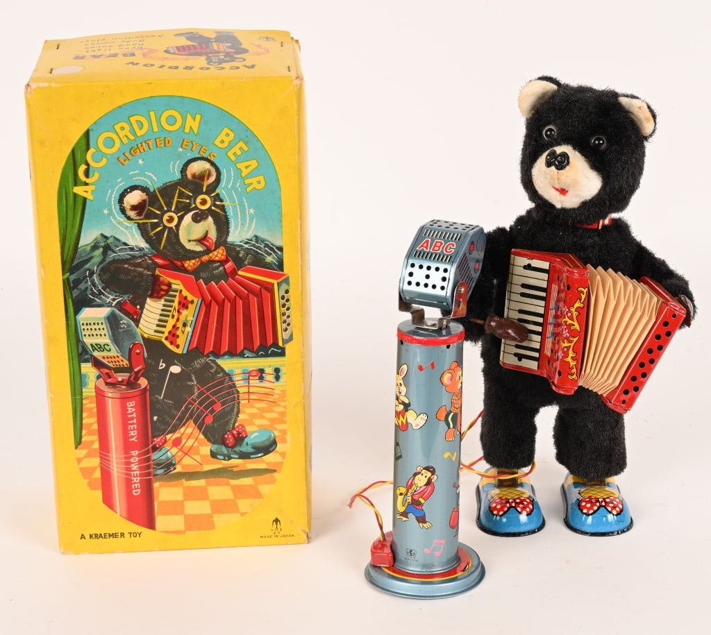 JAPAN BATTERY OP ACCORDIAN BEAR w/ BOX (1 of 8)