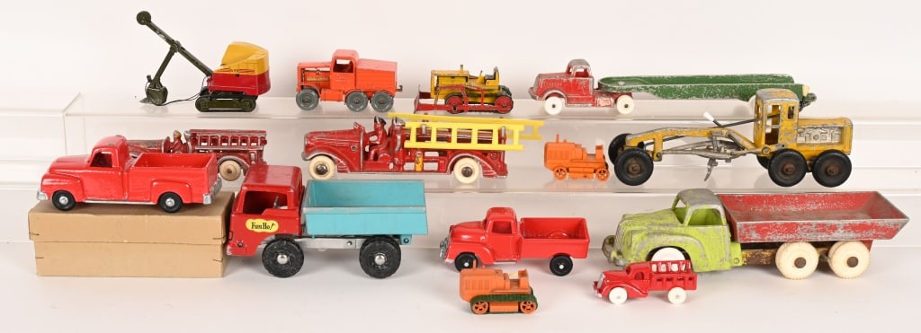 LOT OF VERY VINTAGE ALUMINUM CARS AND TRUCKS (1 of 5)