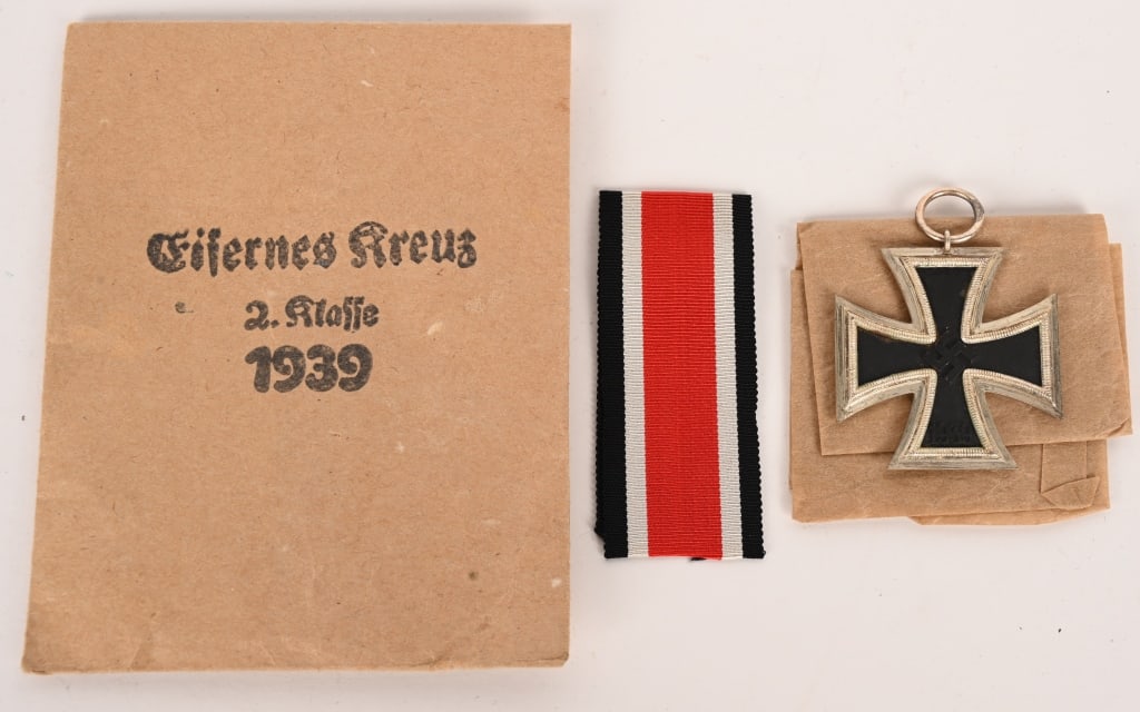 WWII NAZI IRON CROSS 2ND CLASS W/ ISSUE ENVELOPE (1 of 4)