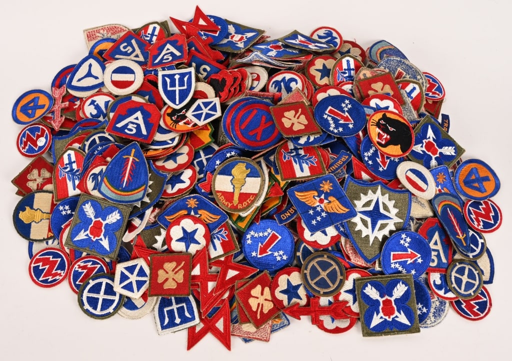 WWII US ARMY MILITARY PATCH LOT WW2: Large lot of WWII US Army military patches of several hundred count. All are cut edge patches and do not react to Uv. light 
