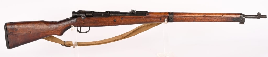 WW2 JAPANESE KOKURA TYPE 99 ARISAKA WITH MUM: SERIAL NUMBER: 6161. BARREL: 26". CALIBER: 7.7 JAP. MANUFACTURED: 1940s. This series 25 rifle, made at the Kokura factory. Mum is intact, No import marks found. Matching serials on the receiver, bolt 