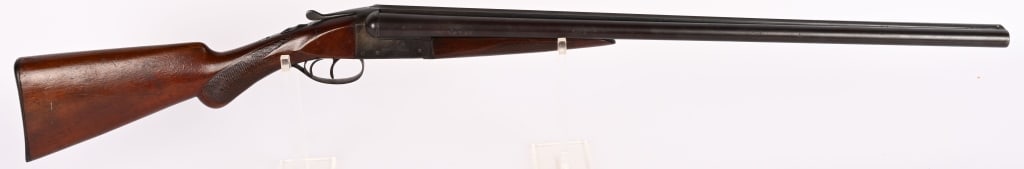 REMINGTON ARMS CO MODEL 1900: SERIAL NUMBER: Q382587. BARREL: 28". GAUGE: 12 GA. CHOKE: MOD (LEFT), CYL (RIGHT). CHAMBER: 2 3/4". LOP: 14". MANUFACTURED: circa 1909. Solid rib, round knob walnut stock with pistol grip and