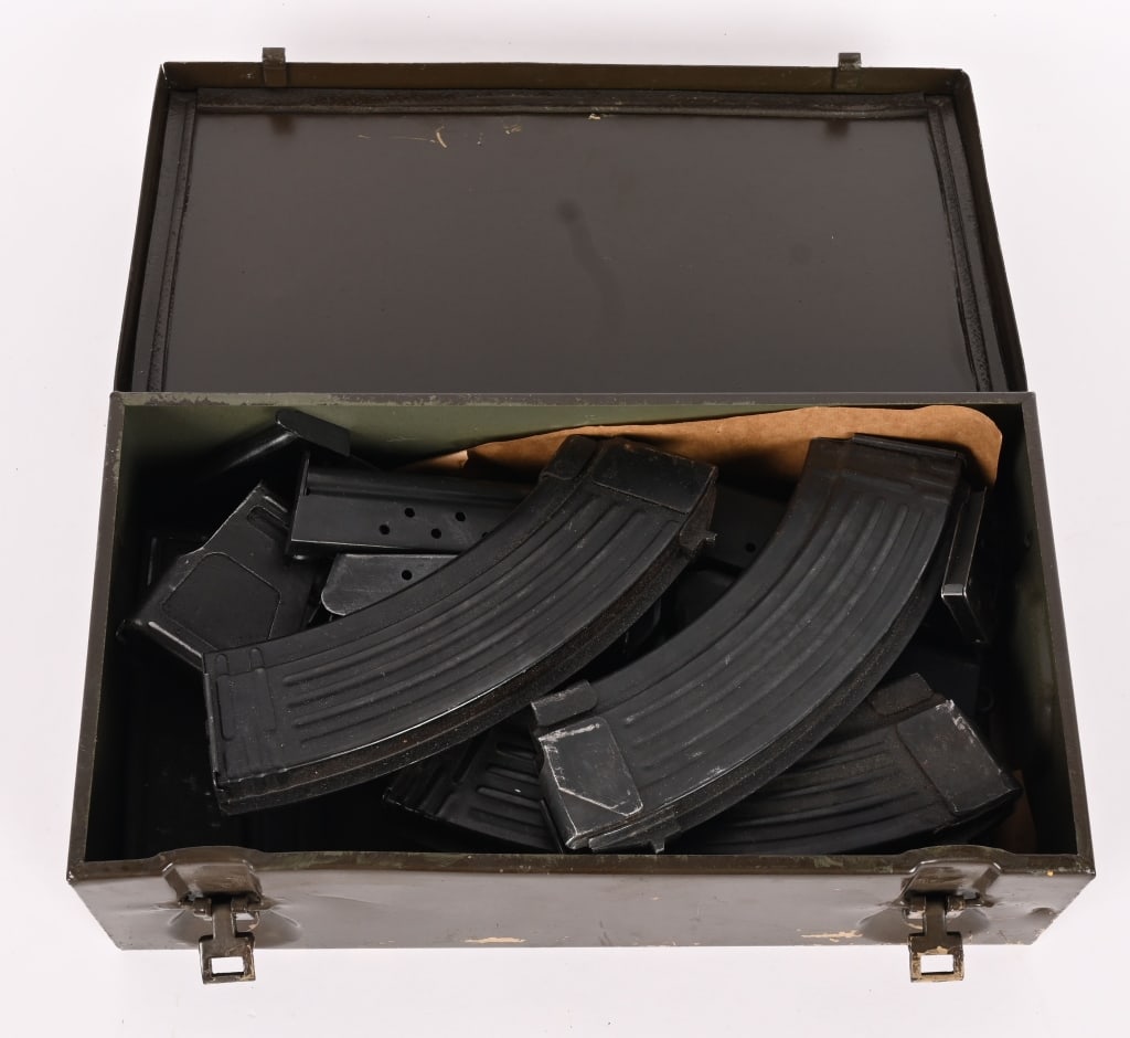 NIFTY LOT OF ASSORTED RIFLE & PISTOL MAGS (1 of 6)
