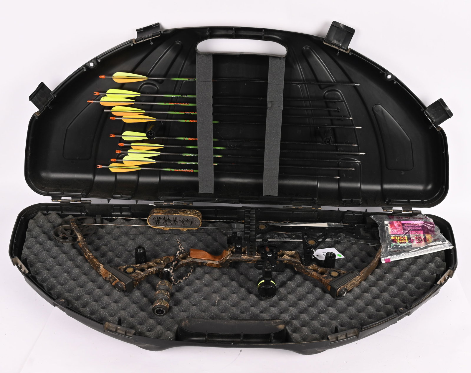 MATTHEWS SOLO CAM COMPOUND BOW: The Matthews LX features Solo Cam Technology for a smooth draw and quiet, reliable and accurate shooting. comes with 14 arrows in Fair condition and 10 arrows in Very Good to New condition.