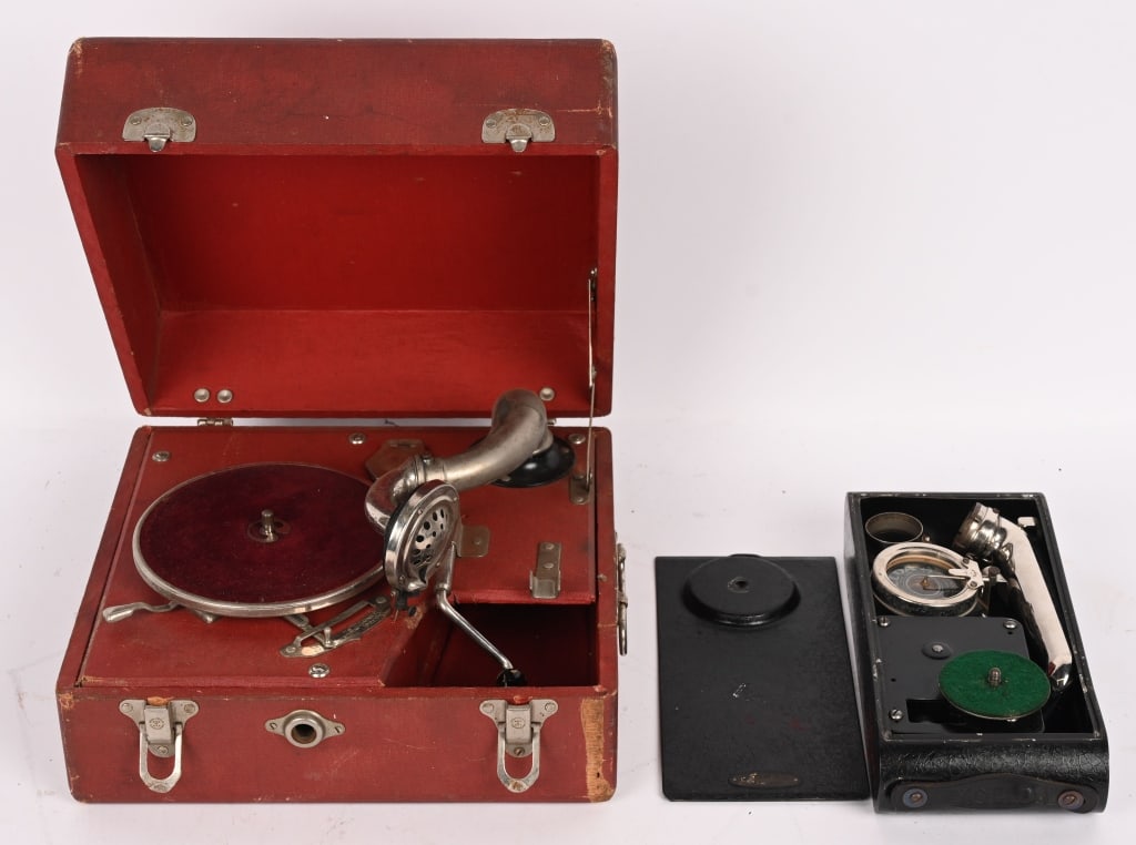 2- VINTAGE THOREN'S PORTABLE GRAMOPHONES (1 of 7)