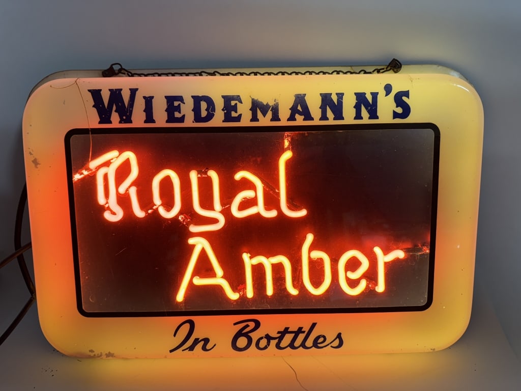 WIEDEMANN'S ROYAL AMBER NEON SIGN (1 of 3)