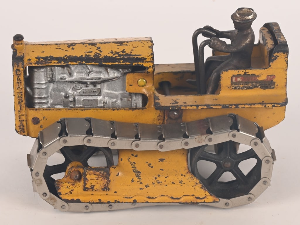 ARCADE CAST IRON CATERPILLAR DIESEL TRACTOR (1 of 5)